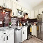 Hostwise Stays - The Grandview - Great City Views - Brand New Remodel