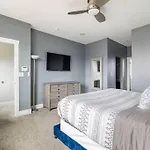 4 Bedroom 3 Bath Sleeps 10 Pet Friendly Private Backyard, 2 Car Garage, City Views, Close To All Stadiums And Casino