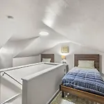 Bloomfield, Pittsburgh Bright And Spacious Two Bedroom Apt With Free Parking