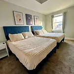 4 Bedroom 3 Bath Sleeps 10 Pet Friendly Private Backyard, 2 Car Garage, City Views, Close To All Stadiums And Casino