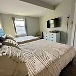 4 Bedroom 3 Bath Sleeps 10 Pet Friendly Private Backyard, 2 Car Garage, City Views, Close To All Stadiums And Casino