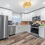 Island Gem-Riverfront, Near Rmu Sportscenter-4 Br