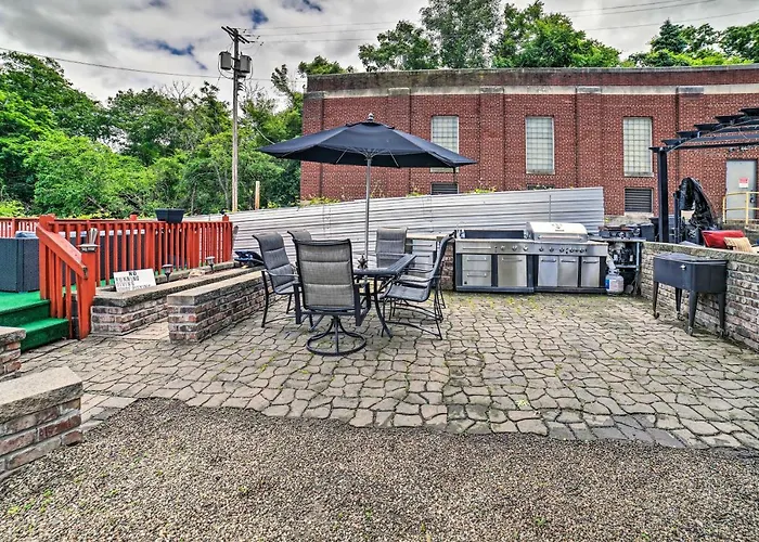 Pittsburgh Home With Pool, Fire Pit And Game Room