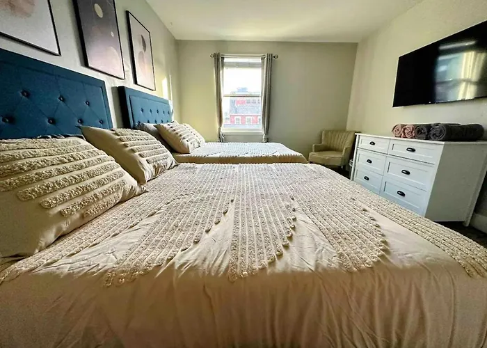 4 Bedroom 3 Bath Sleeps 10 Pet Friendly Private Backyard, 2 Car Garage, City Views, Close To All Stadiums And Casino