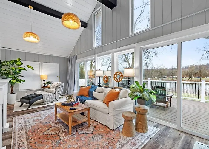 Island Gem-Riverfront, Near Rmu Sportscenter-4 Br