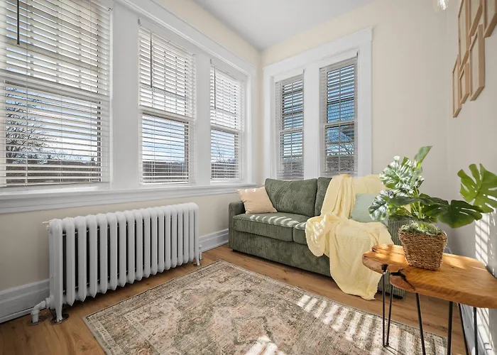 Charming Studio With Sun Room Sleeps 4