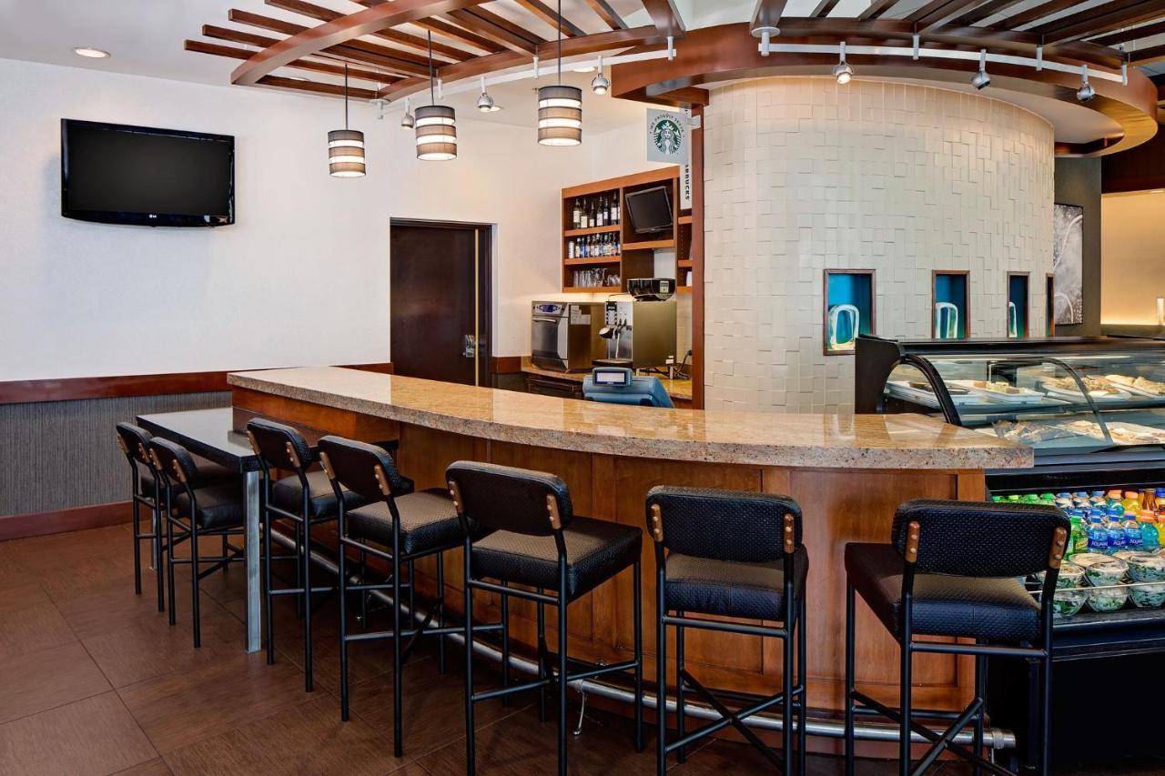 Hyatt Place North Shore Hotel 3*