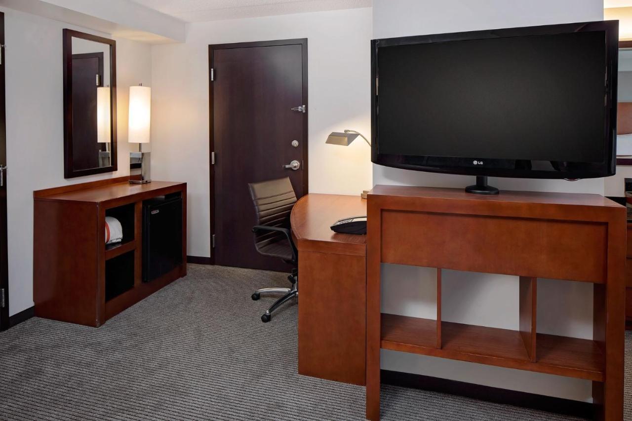 Hyatt Place North Shore Hotel 3*