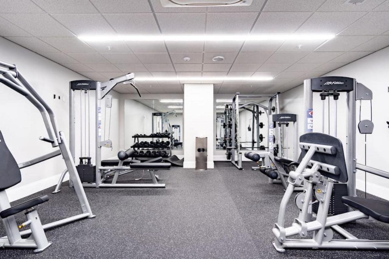 Apartment Hostwise - The Washington At Chatham - Free Parking, Private Gym, Skyline Views! *