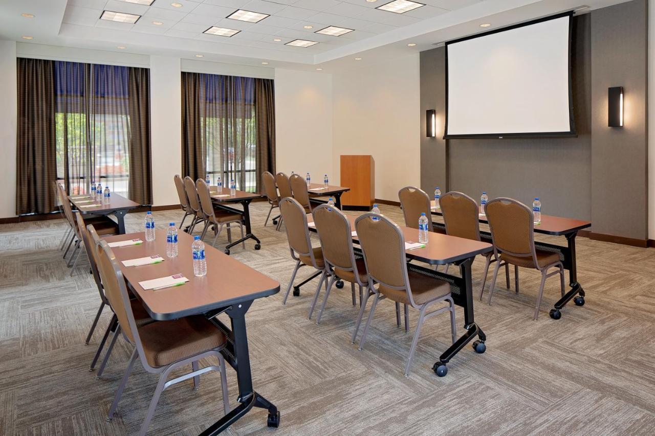 Hyatt Place North Shore 3*