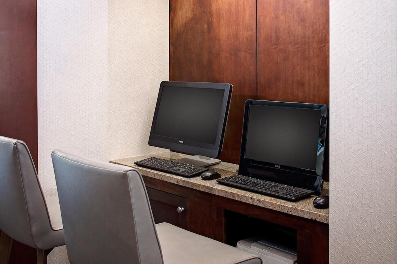 Hyatt Place North Shore 3*