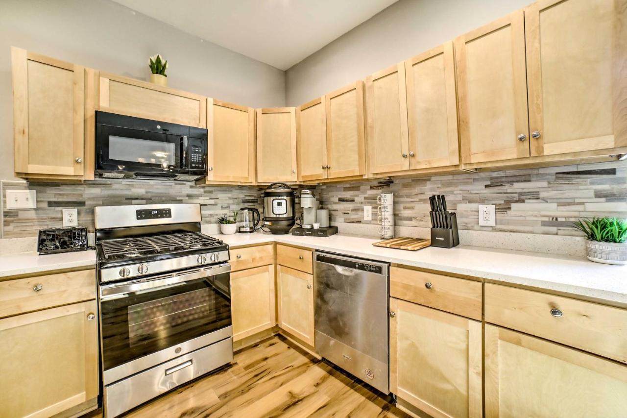 Townhome 1 Mi To Downtown Holiday home *