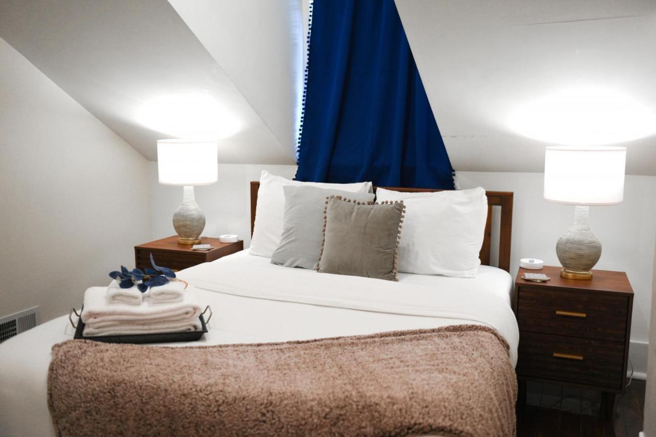 Walk To Everything, King Bed, Work From Holiday home *