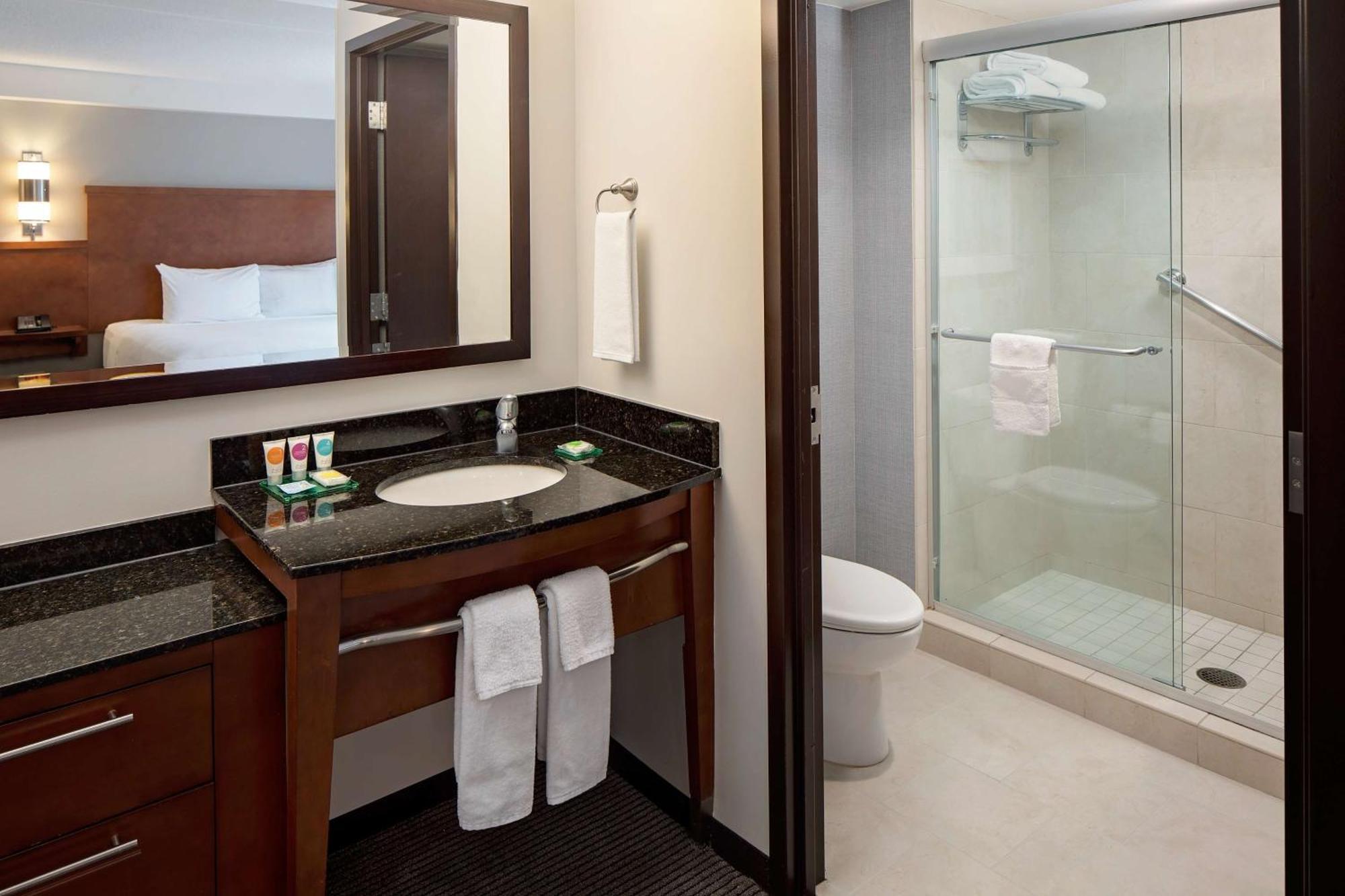 Hyatt Place North Shore 3*