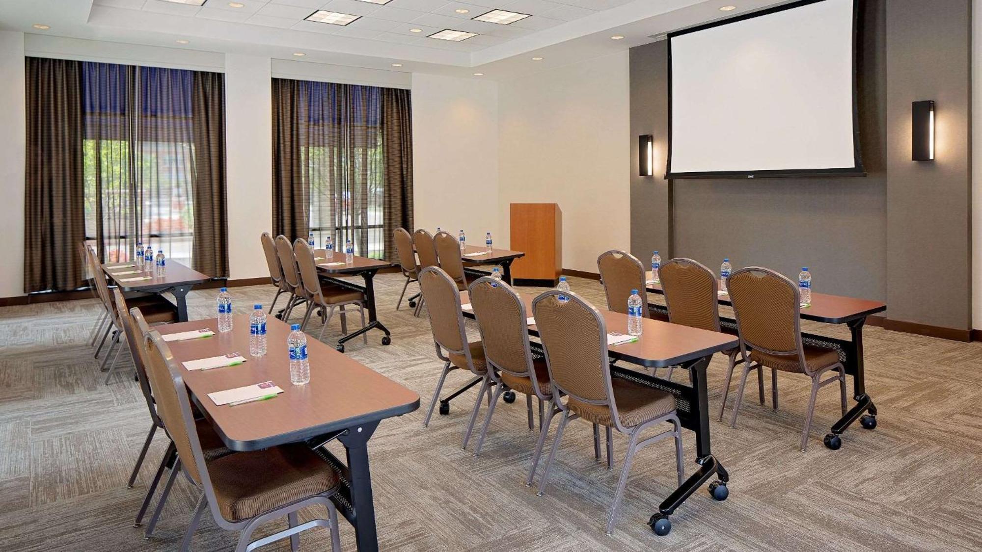 Hyatt Place North Shore Hotel 3*