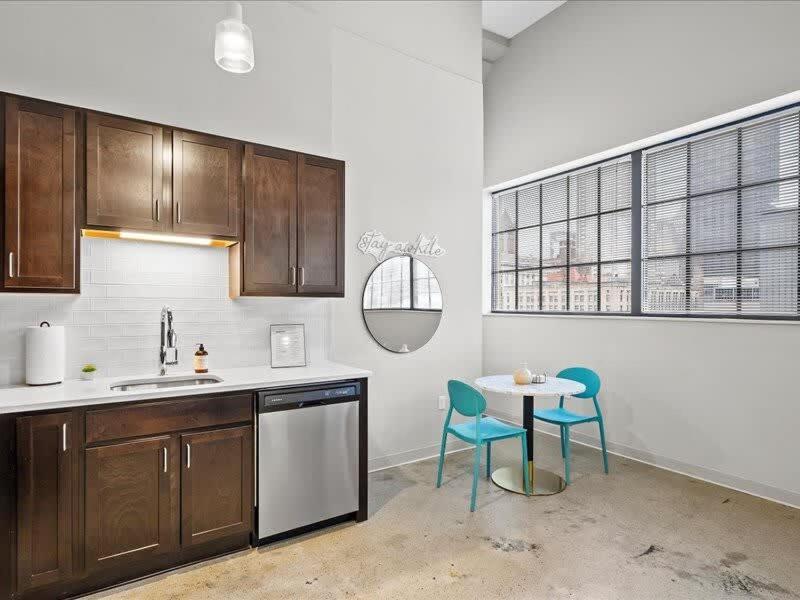 Cozysuites Stunning 1br, Downtown Apartment