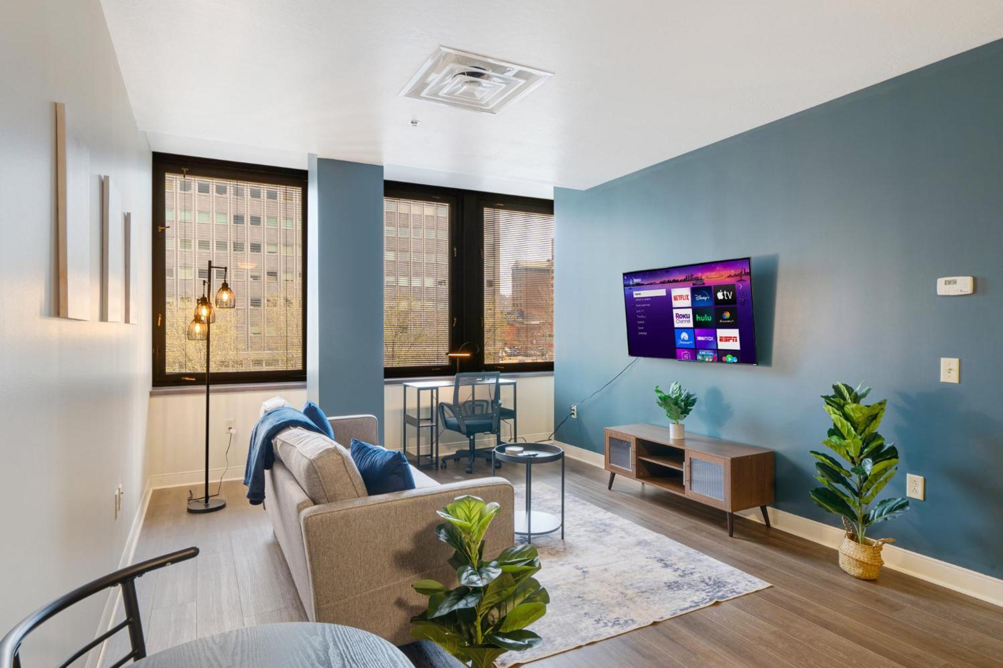 Vibrant Luxury Prime Location 24-7 Gym Lounge Roku Wifi Apartamento