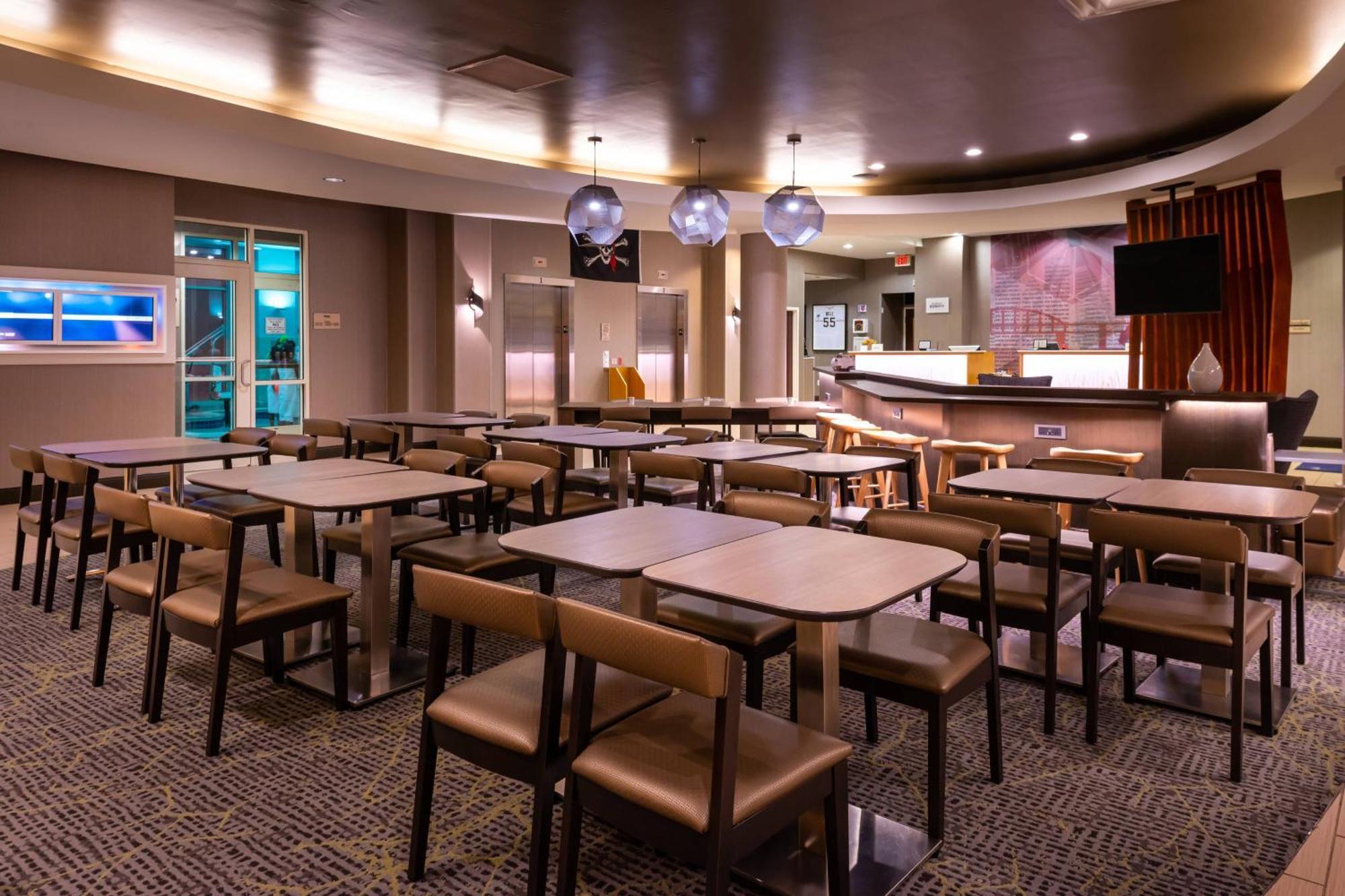 Springhill By Marriott North Shore Hotel