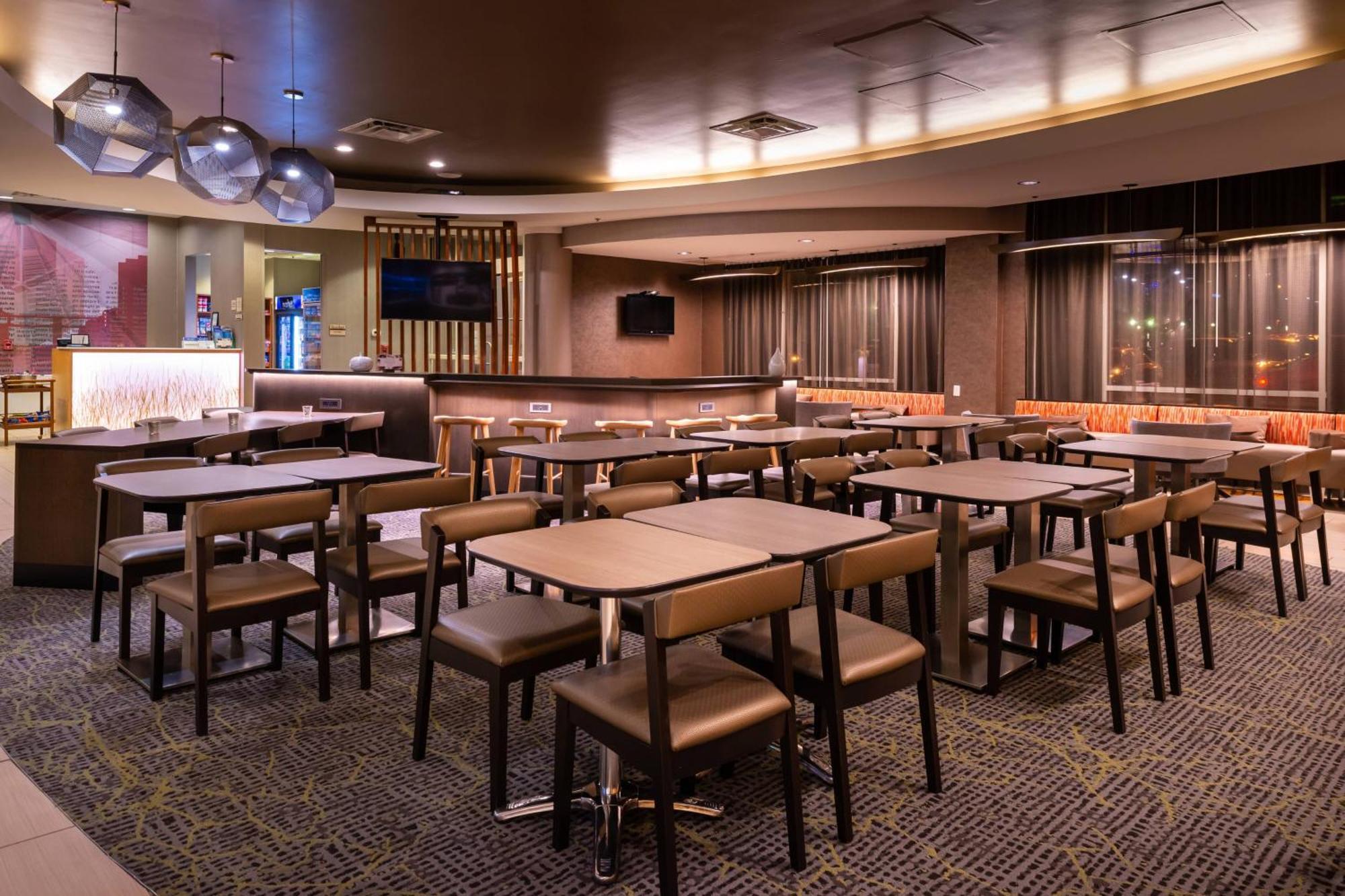 Springhill By Marriott North Shore Hotel 3*