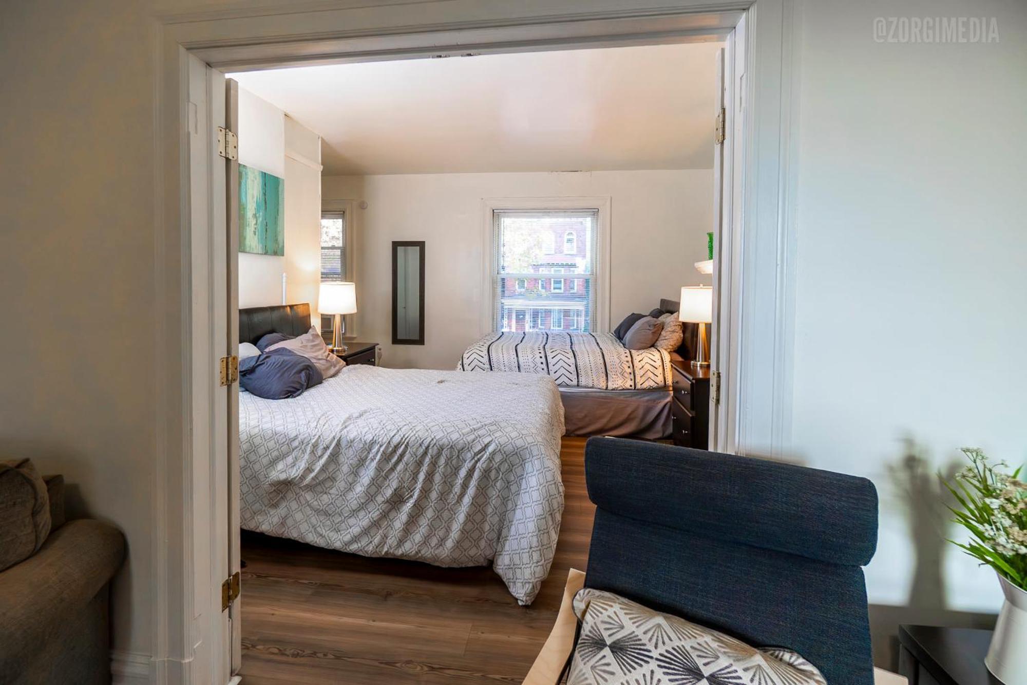 Stylish - 2 Queen Bed - Easy Hospital Access Apartment