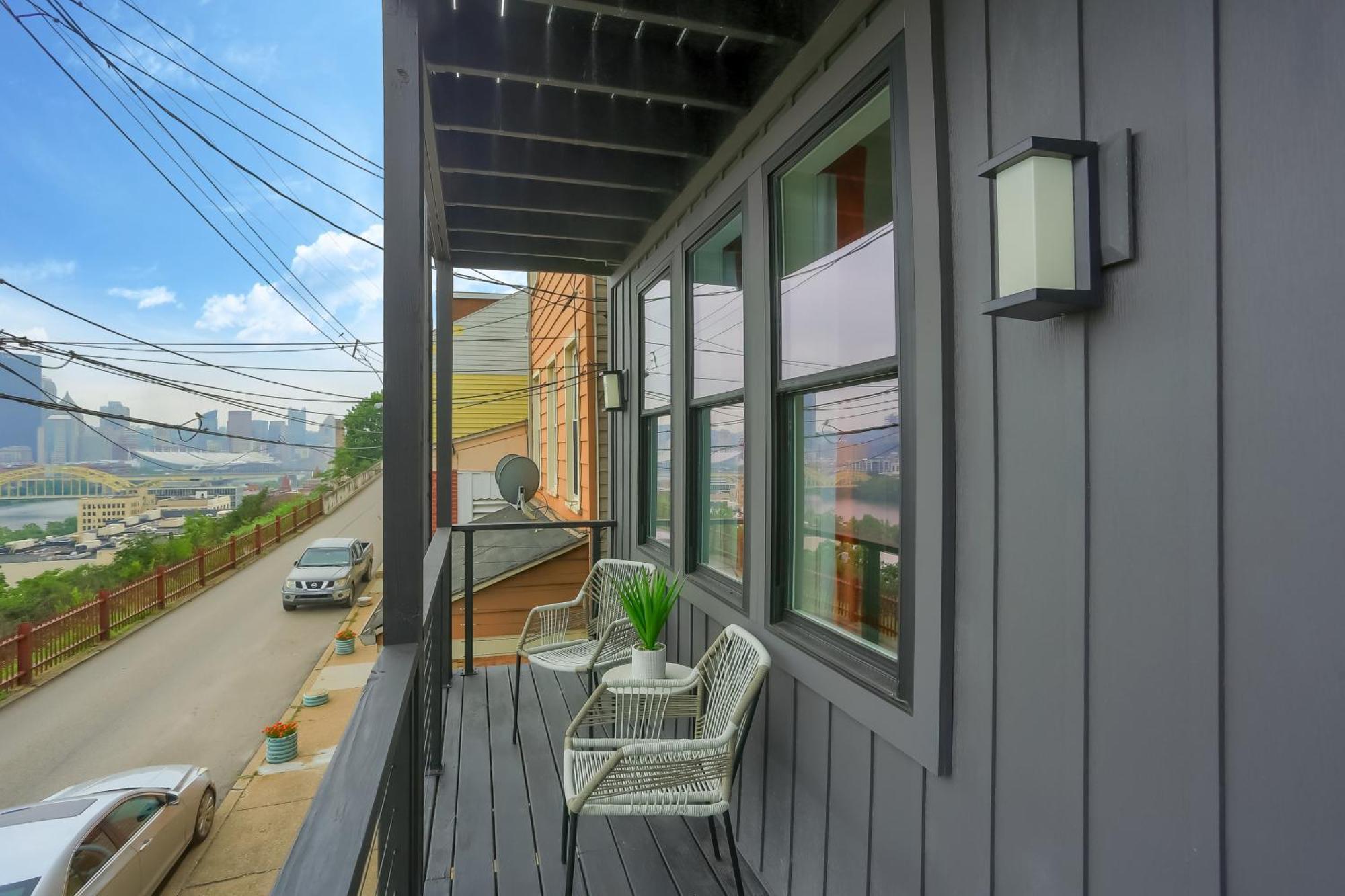 Holiday home Urban Oasis Retreat With Luxury Design, Hot Tub, Fire Pit, Breathtaking Downtown & River Views *