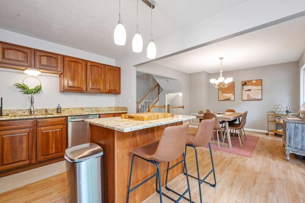 New 3 Bdrm - Mt Washington - Garage Holiday home Pittsburgh