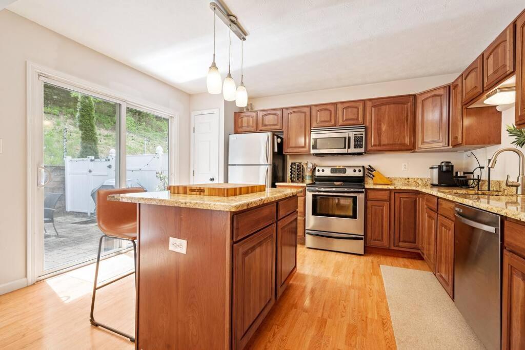 Holiday home New 3 Bdrm - Mt Washington - Garage *