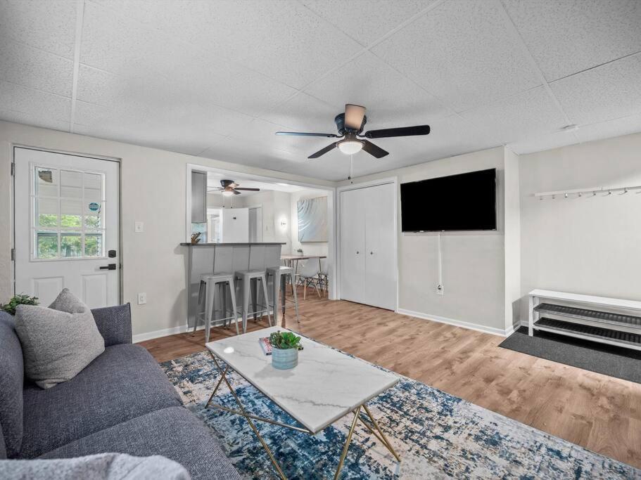 Bloomfield, Bright And Spacious Two Bedroom With Free Parking *
