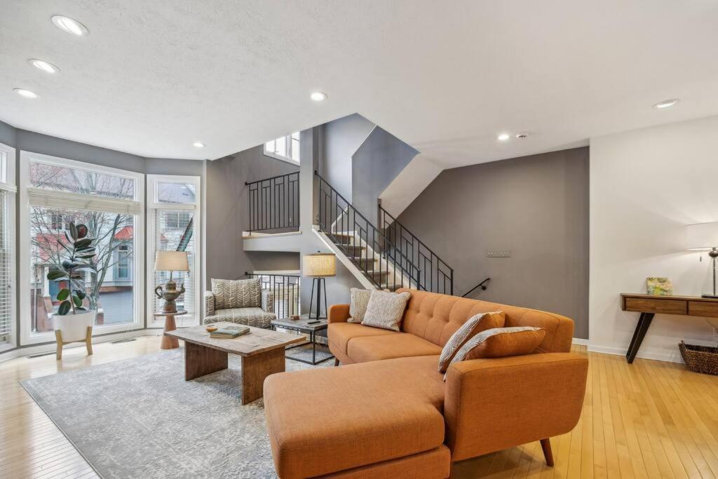 Charming, Washington's Landing Island Villa Pittsburgh