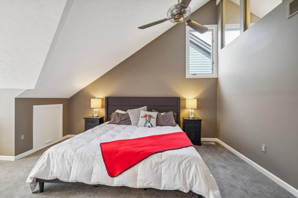 Villa Charming, Washington's Landing Island Pittsburgh