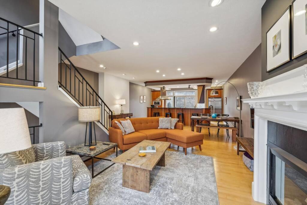 Villa Charming, Washington's Landing Island Pittsburgh
