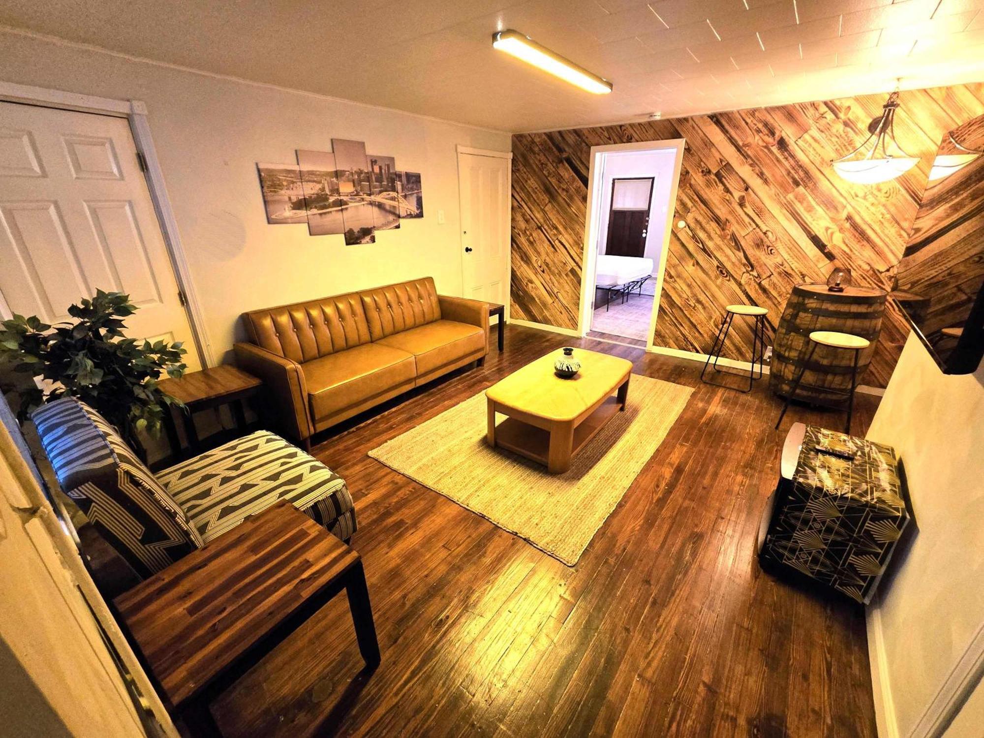 Carey Way Quarters - The Speakeasy Apartment *