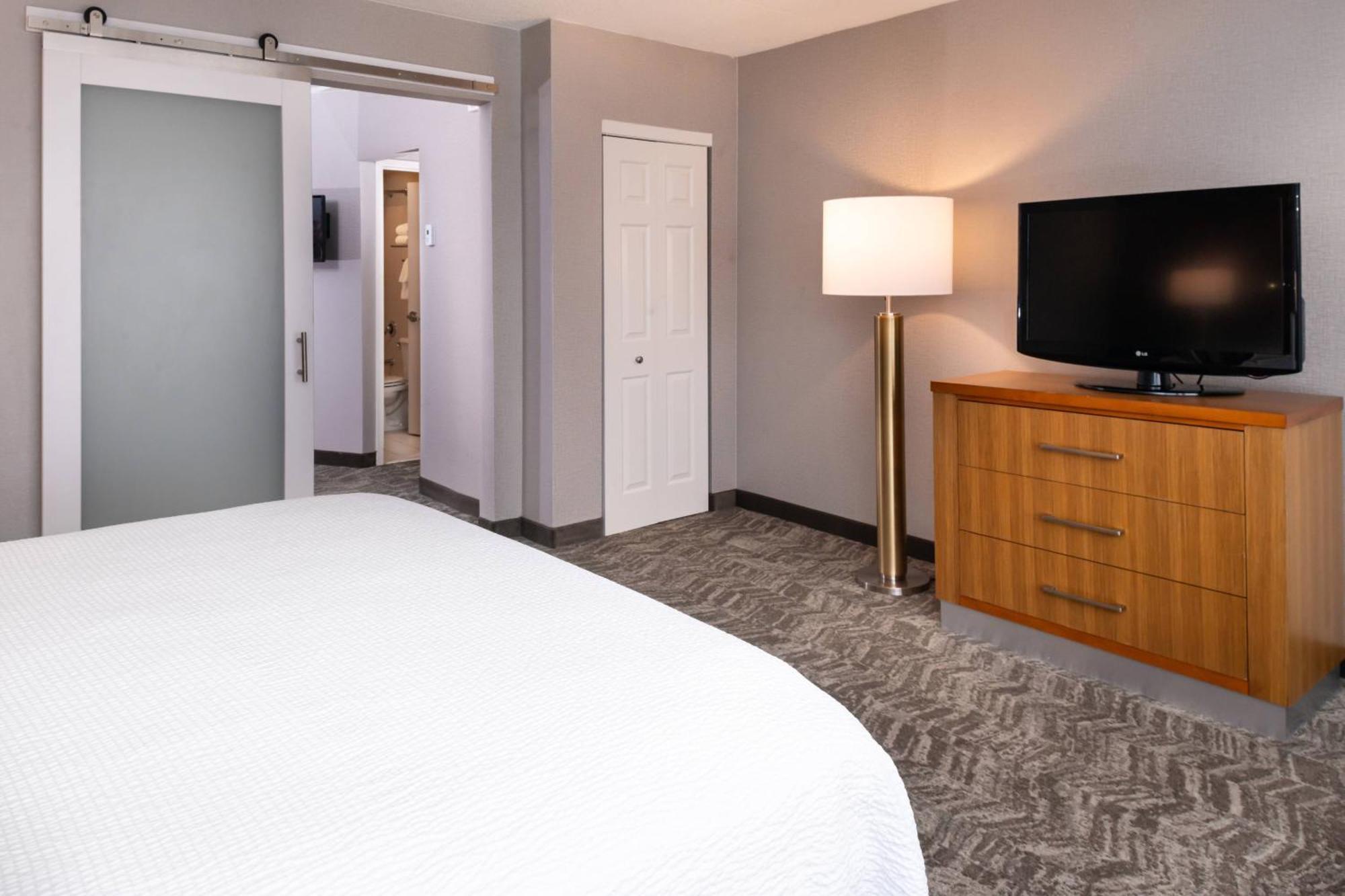 Springhill By Marriott North Shore Hotel