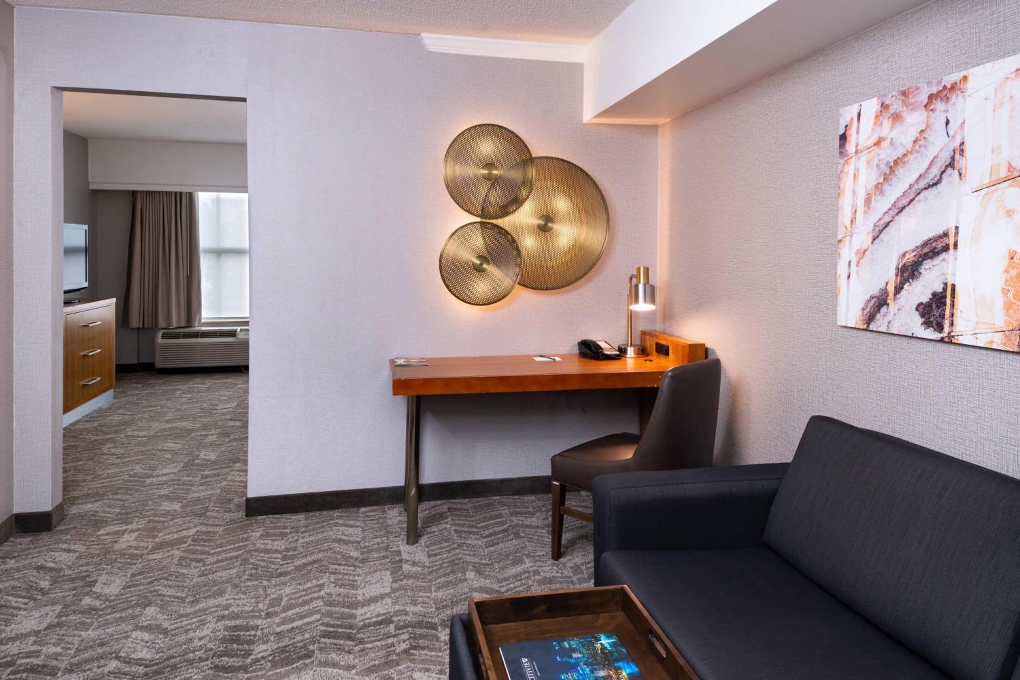 Springhill By Marriott North Shore Hotel 3*