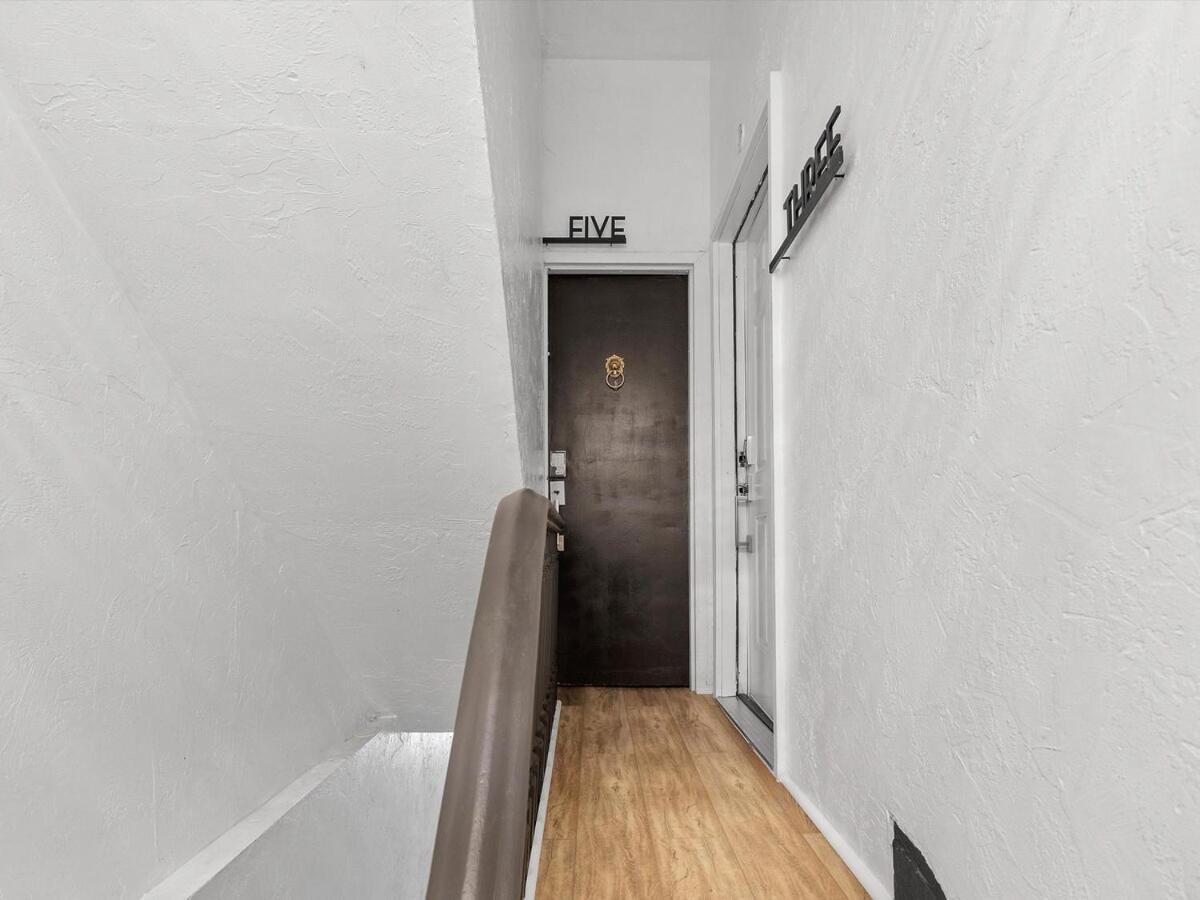 Lawrenceville !5 Spacious And Quiet Three Bedroom With Free Street Parking Apartment *