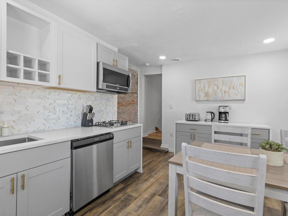 Lawrenceville !5 Spacious And Quiet Three Bedroom With Free Street Parking Apartment Pittsburgh