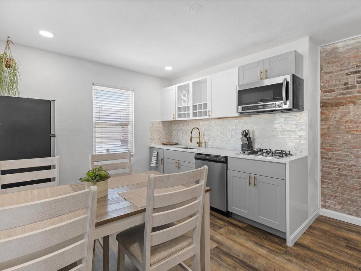Lawrenceville !5 Spacious And Quiet Three Bedroom With Free Street Parking *