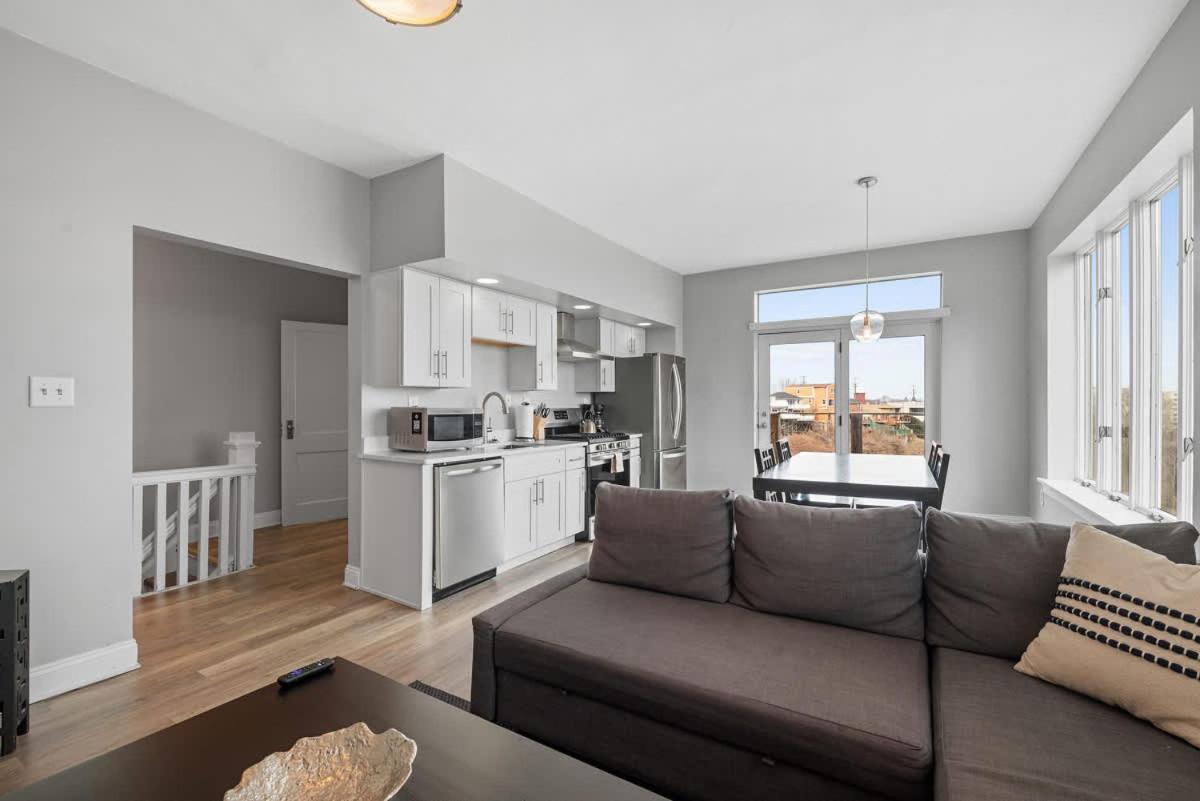 Apartment Skyline Views - Luxury 1 Bedroom *