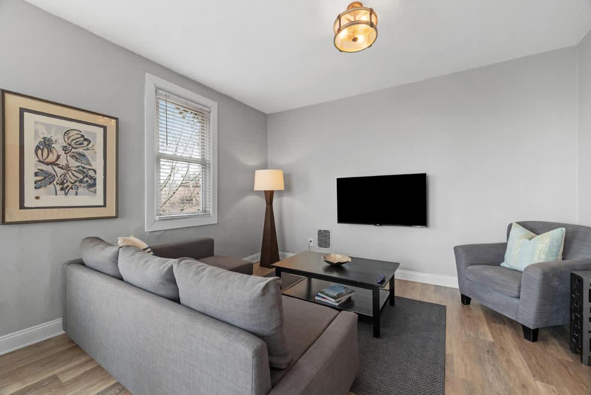 Apartment Skyline Views - Luxury 1 Bedroom *