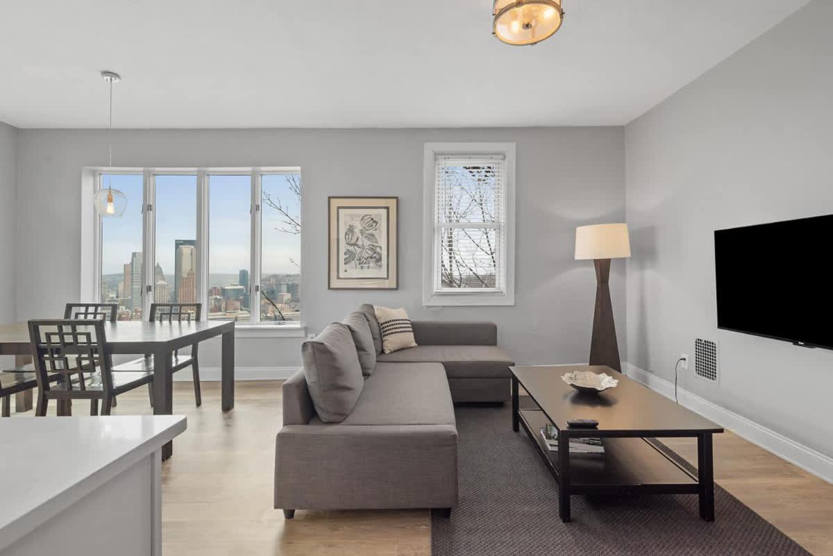 Skyline Views - Luxury 1 Bedroom Apartment