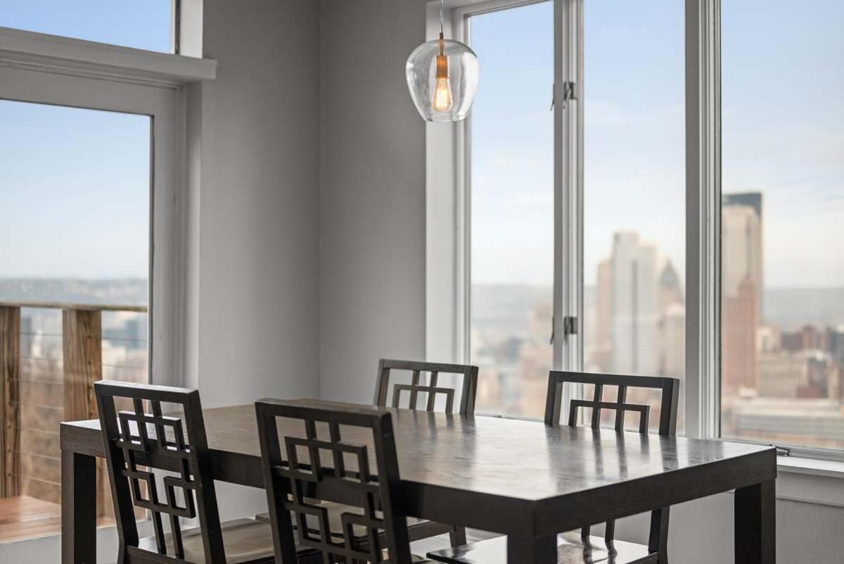 Apartment Skyline Views - Luxury 1 Bedroom Pittsburgh