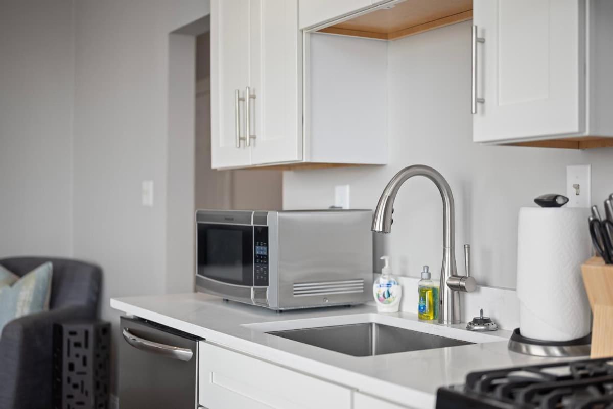 Skyline Views - Luxury 1 Bedroom Apartment *