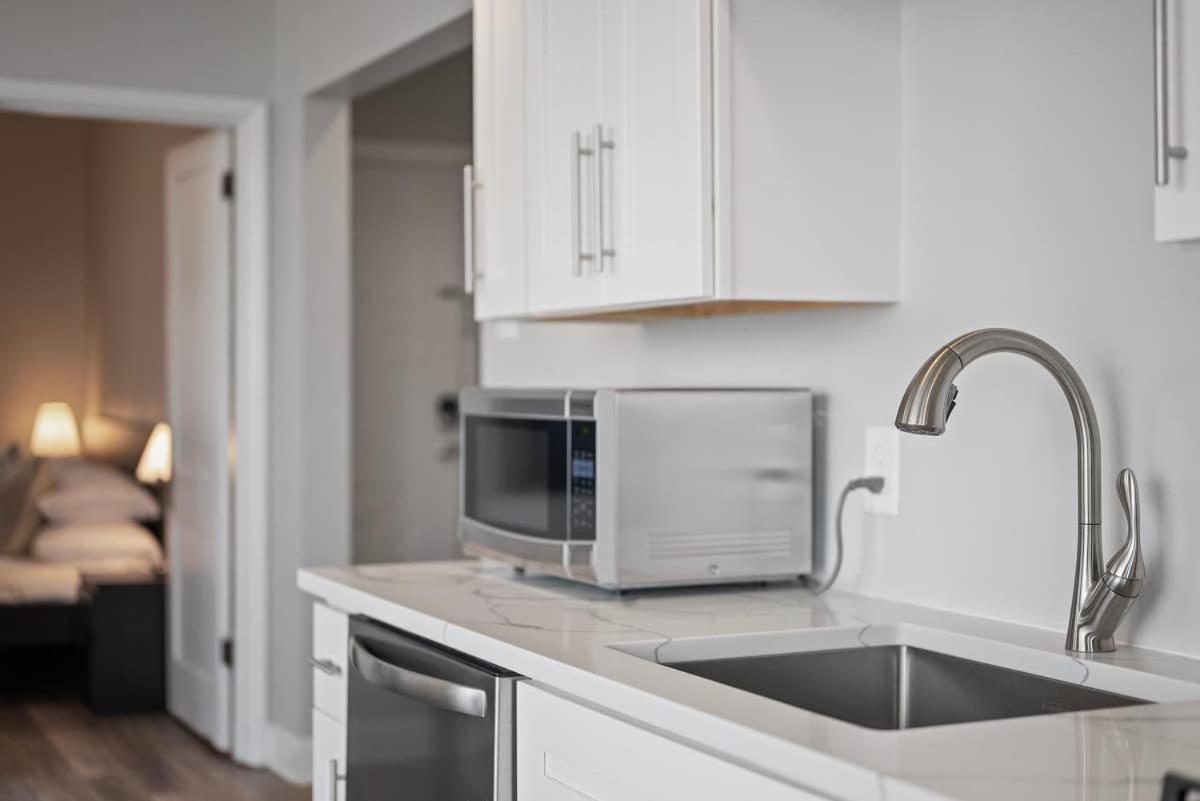 Apartment Skyline Views - Luxury 1 Bedroom *