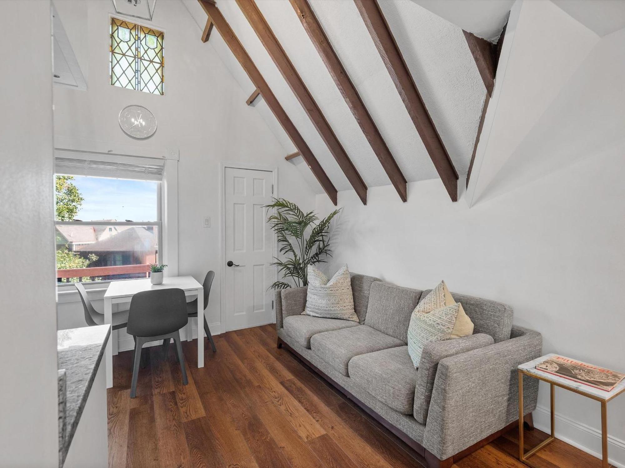 Shadyside, Pittsburgh, Modern And Stylish 1 Bedroom Unit5 With Free Parking