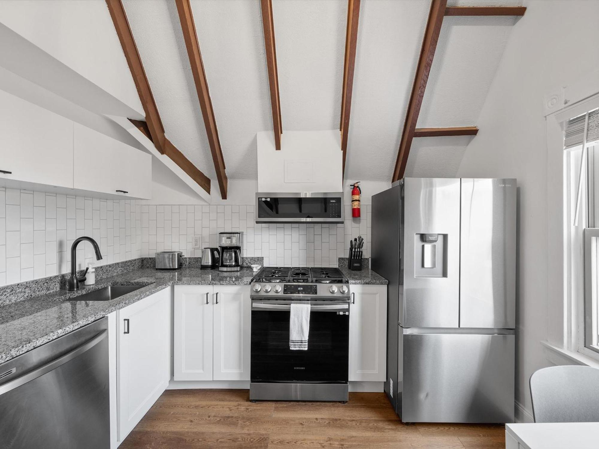 Shadyside, Pittsburgh, Modern And Stylish 1 Bedroom Unit5 With Free Parking Pittsburgh