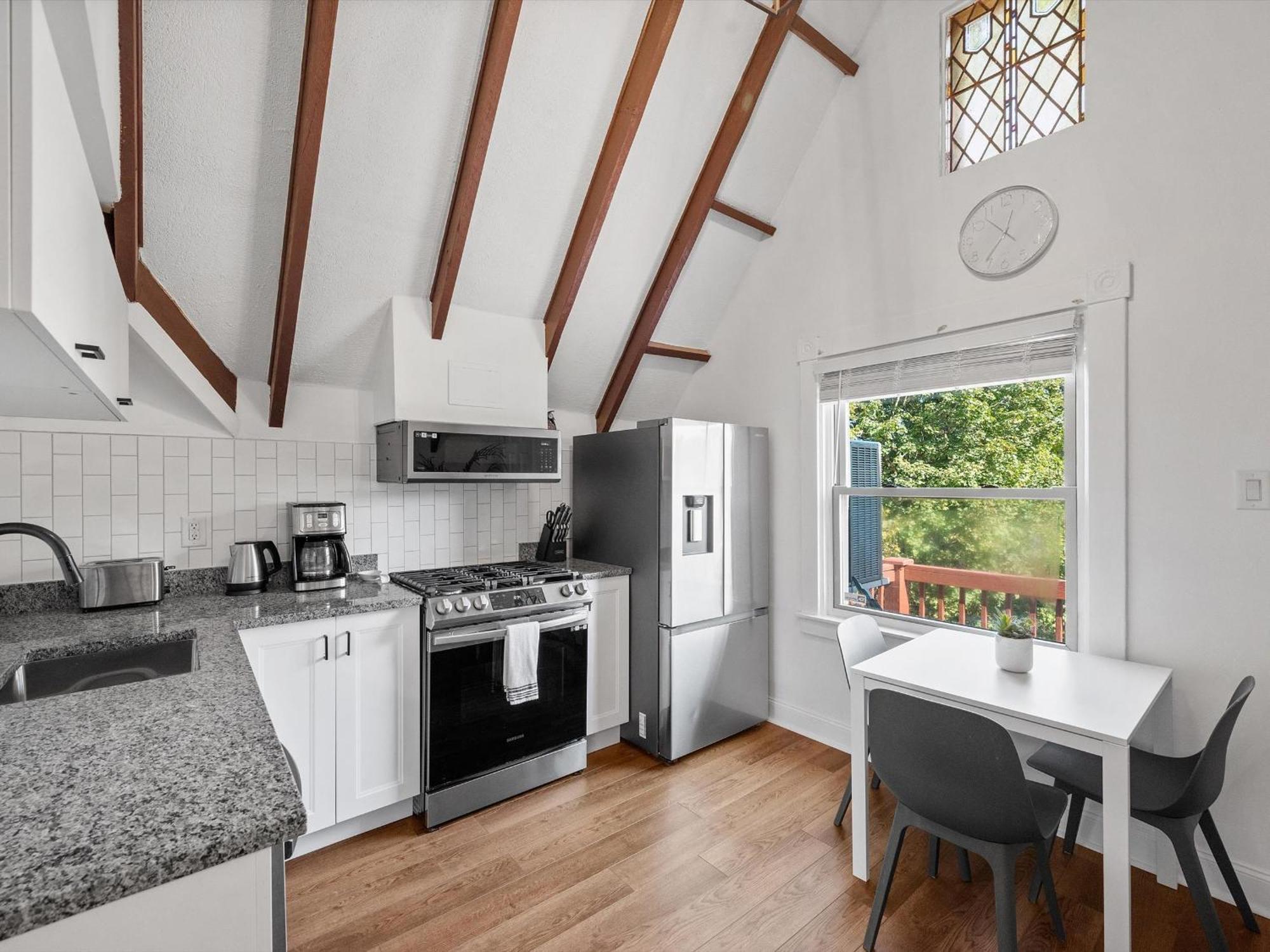 Shadyside, Pittsburgh, Modern And Stylish 1 Bedroom Unit5 With Free Parking Apartment Pittsburgh