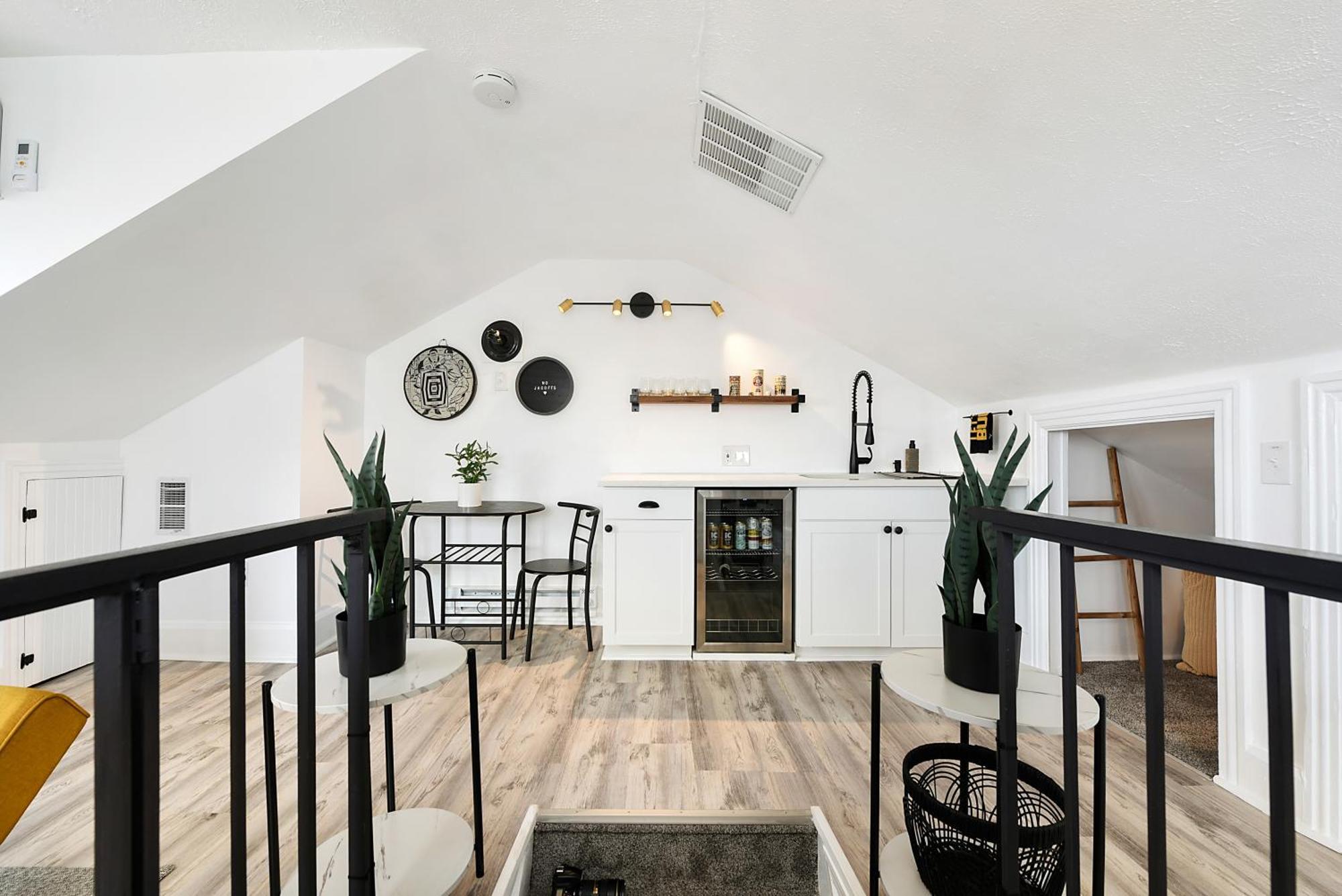Cozy Retreat, Above The City! Holiday home *