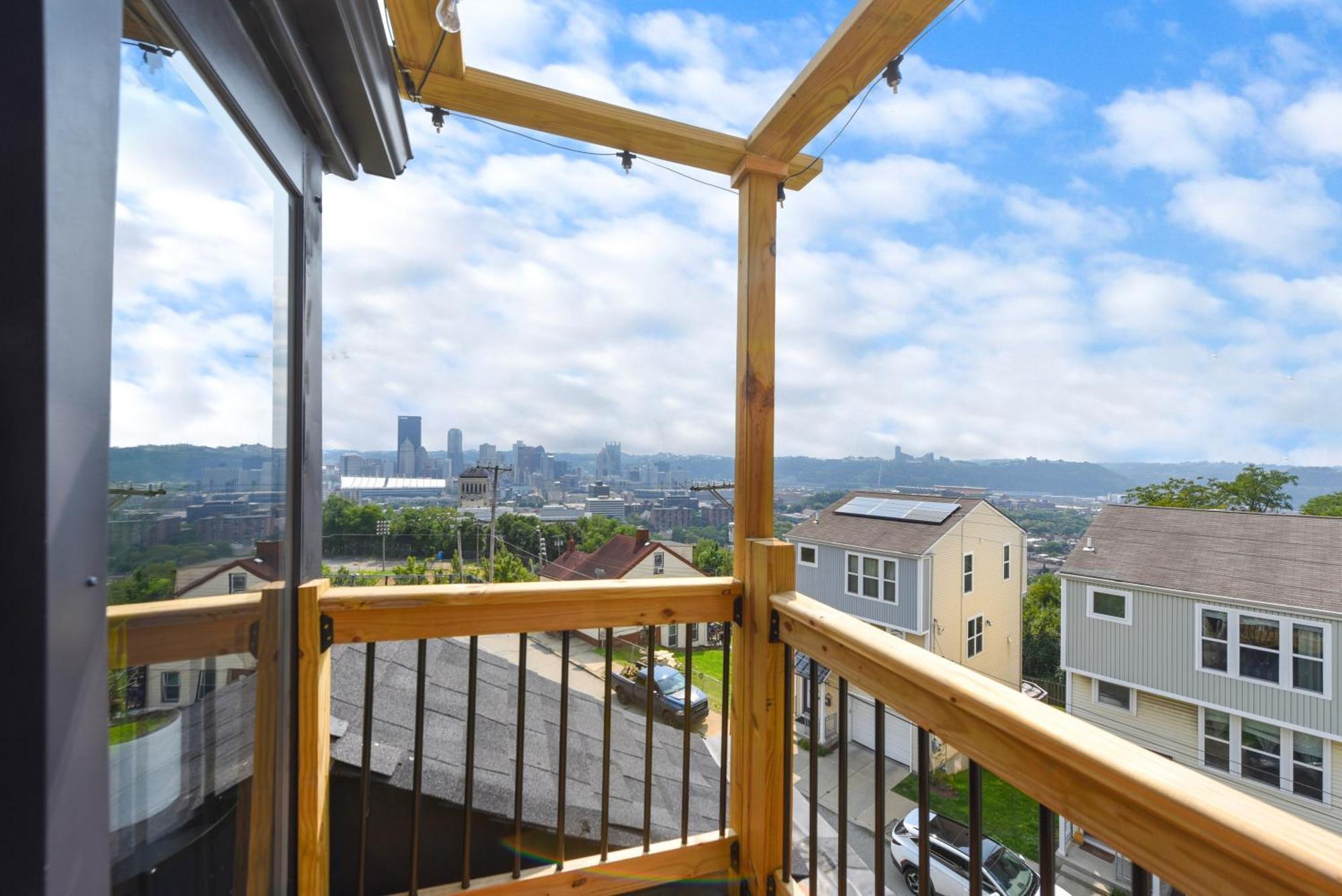 Holiday home Cozy Retreat, Above The City!