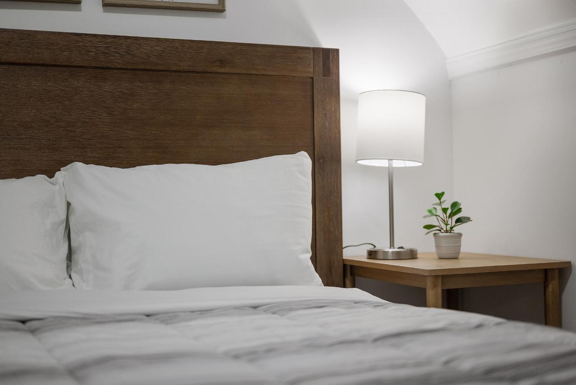 Shadyside, !h Modern And Bright Private Bedroom With Shared Bathroom