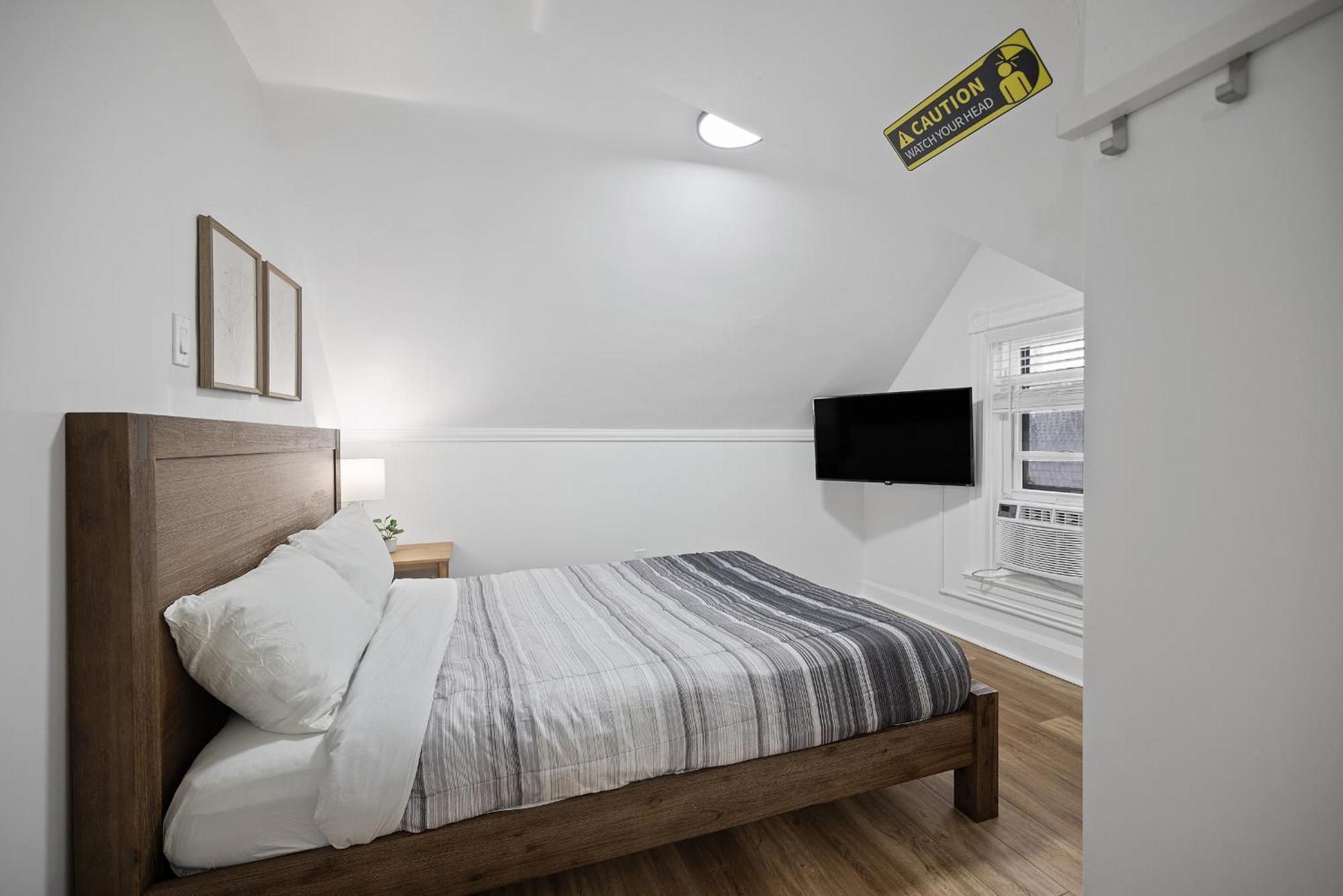 Shadyside, !h Modern And Bright Private Bedroom With Shared Bathroom